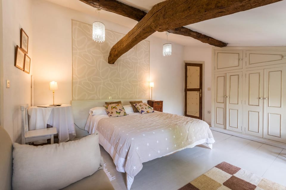 Photo of the whole room, Decorative detail, Bedroom