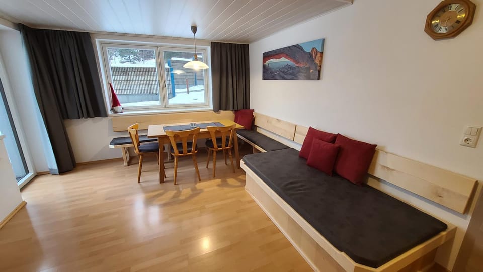 Seating area, Dining area