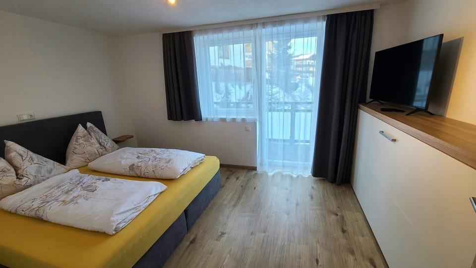 Bed, TV and multimedia, Bedroom