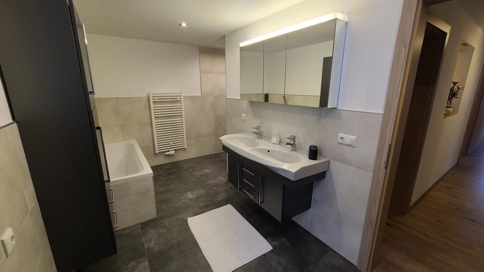 Bathroom, Bath, towels