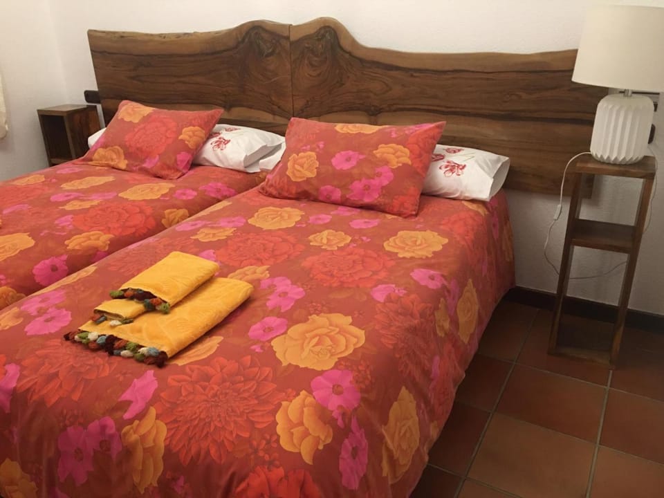 Photo of the whole room, Bedroom, towels
