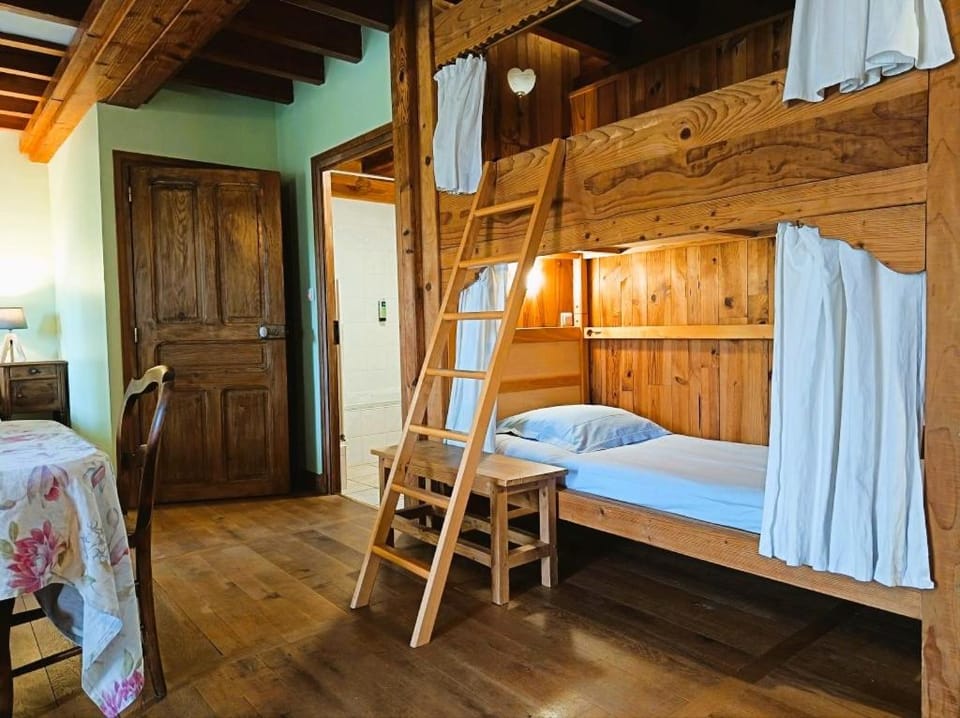 Bed, Photo of the whole room, Bedroom, bunk bed, towels