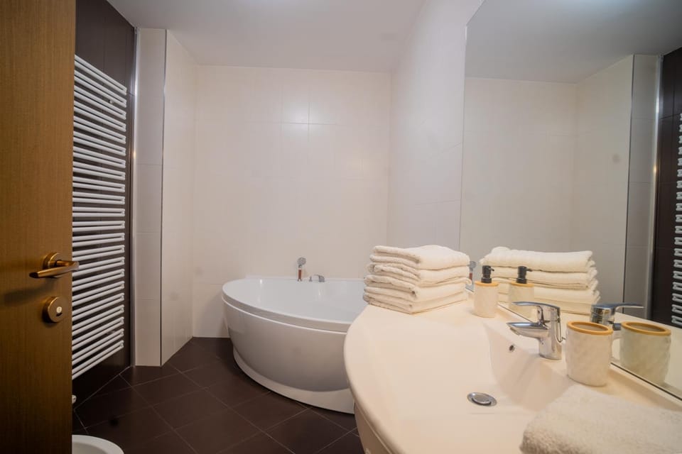 Bathroom, Bath, towels
