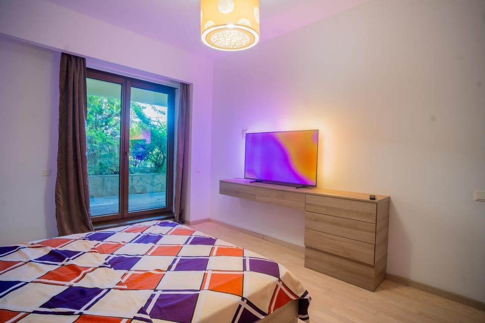 Bed, TV and multimedia, Photo of the whole room, Bedroom