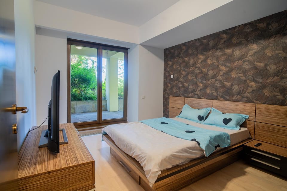 Communal lounge/ TV room, Bed, TV and multimedia, Living room, Photo of the whole room, Seating area, Evening entertainment, Bedroom