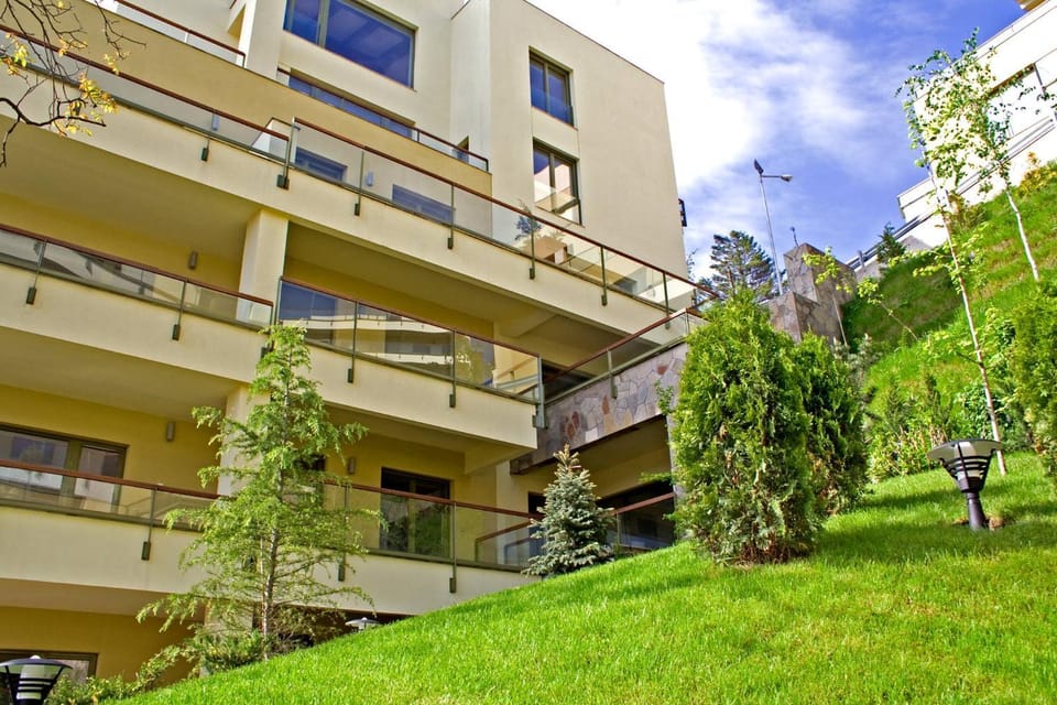 Property building, Day, Natural landscape, Garden, Garden view