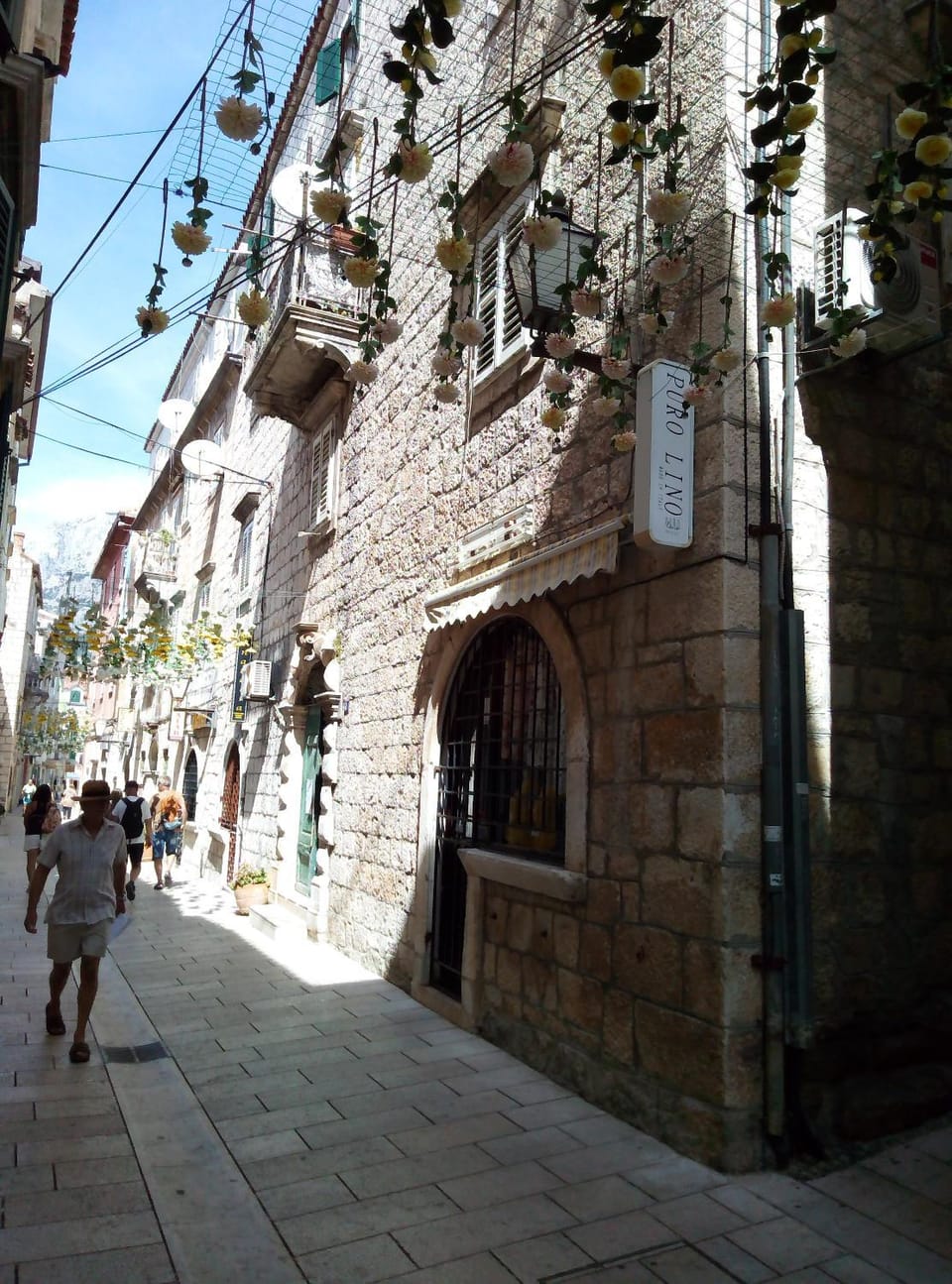 Facade/entrance, Neighbourhood