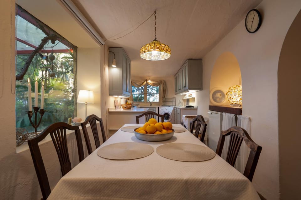 Dining area, kitchen