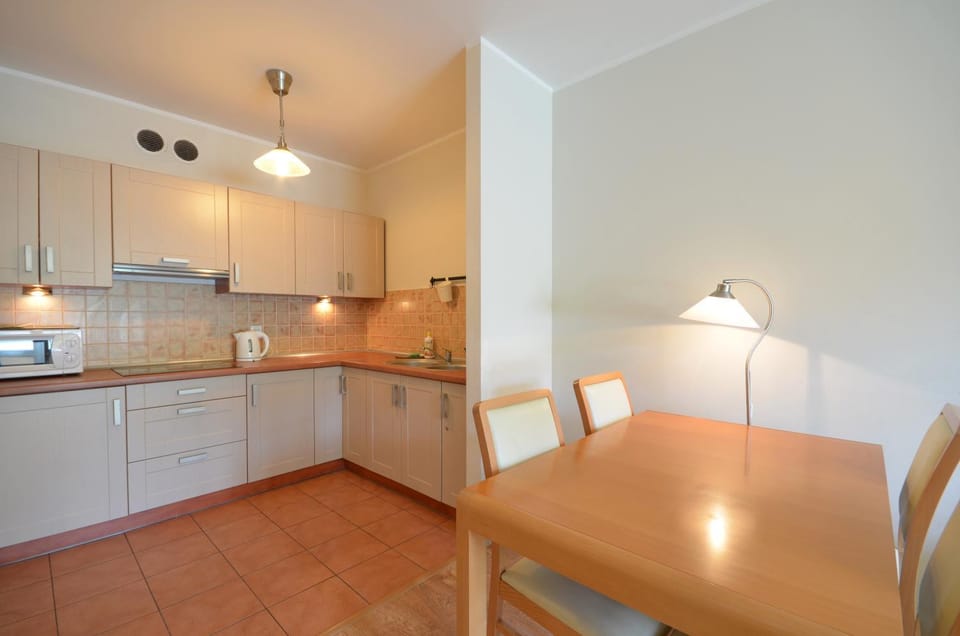 Kitchen or kitchenette, Dining area, pet friendly, stove