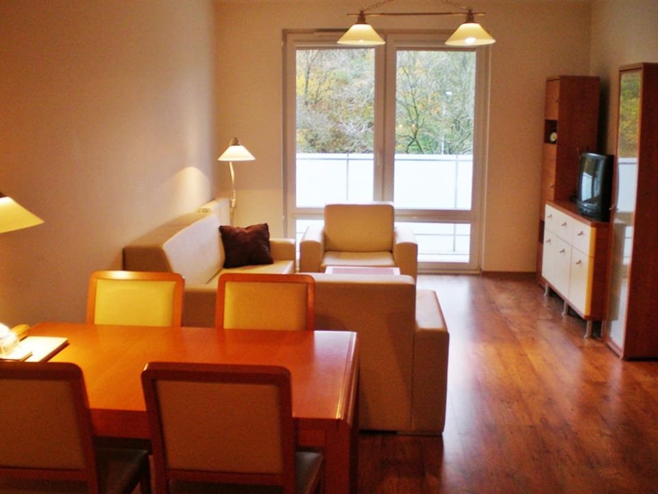 TV and multimedia, Living room, Seating area, Dining area