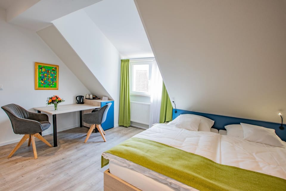 Bed, Photo of the whole room, Seating area