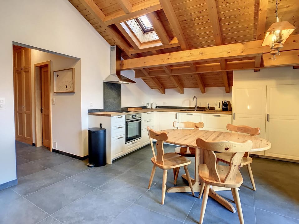 Kitchen or kitchenette, Dining area
