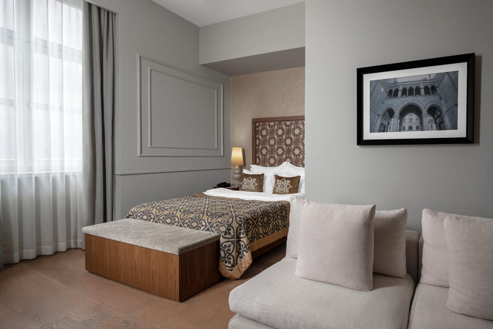 Bed, Seating area, Bedroom