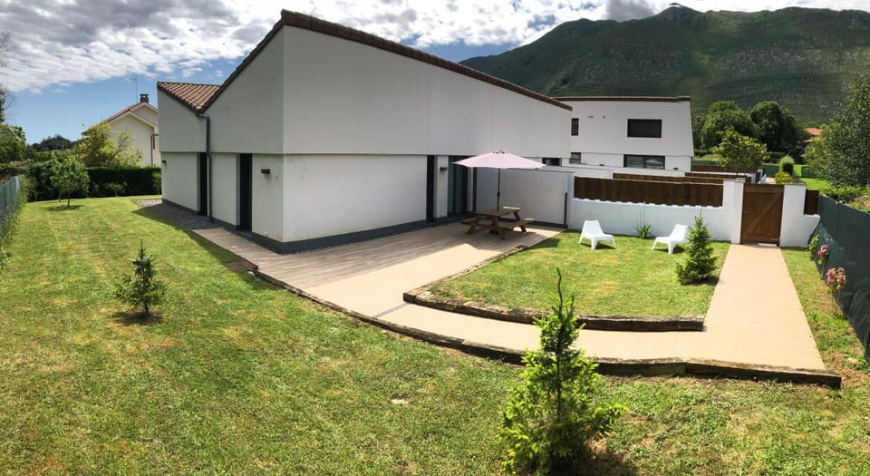 Property building, Day, Natural landscape, Garden, Garden view, Mountain view