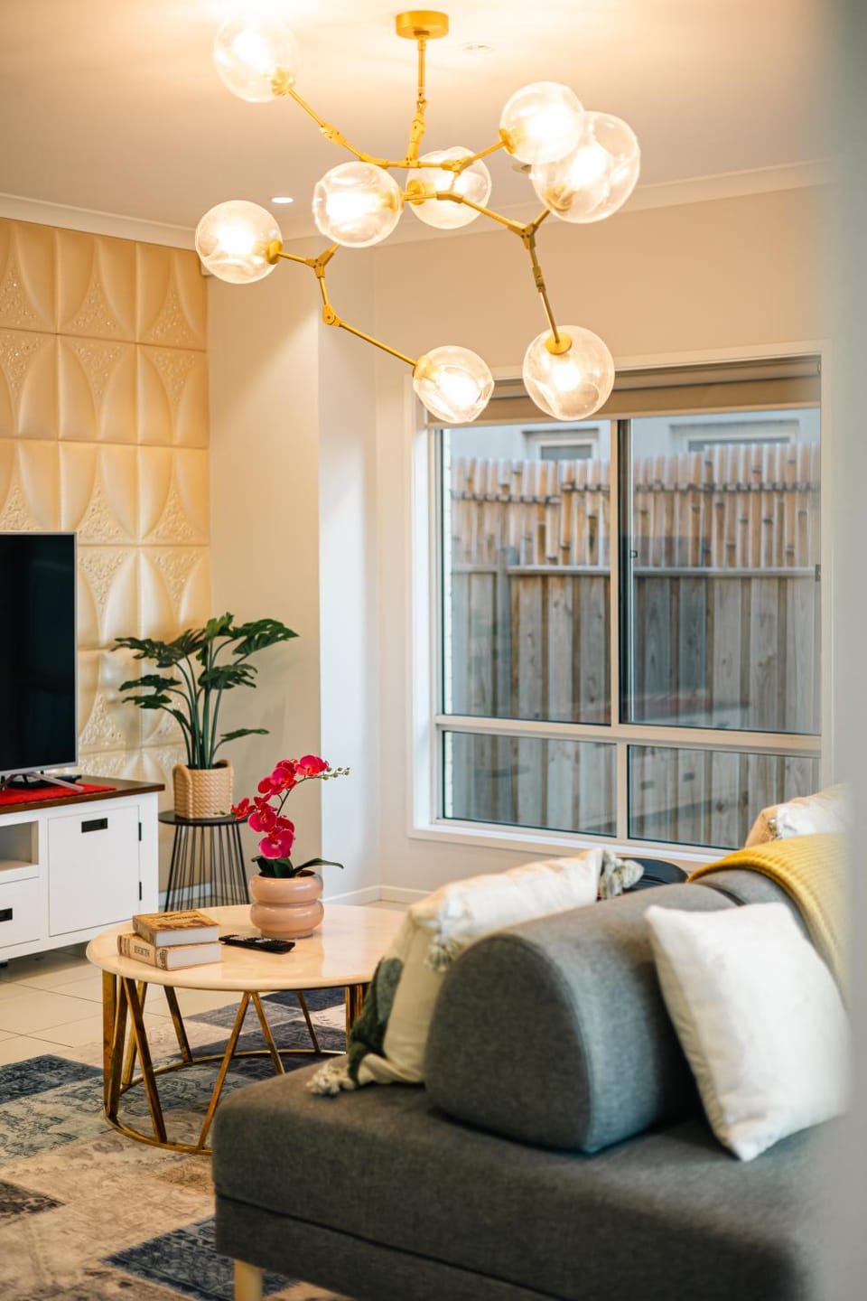 TV and multimedia, Living room, Decorative detail, Seating area, Evening entertainment