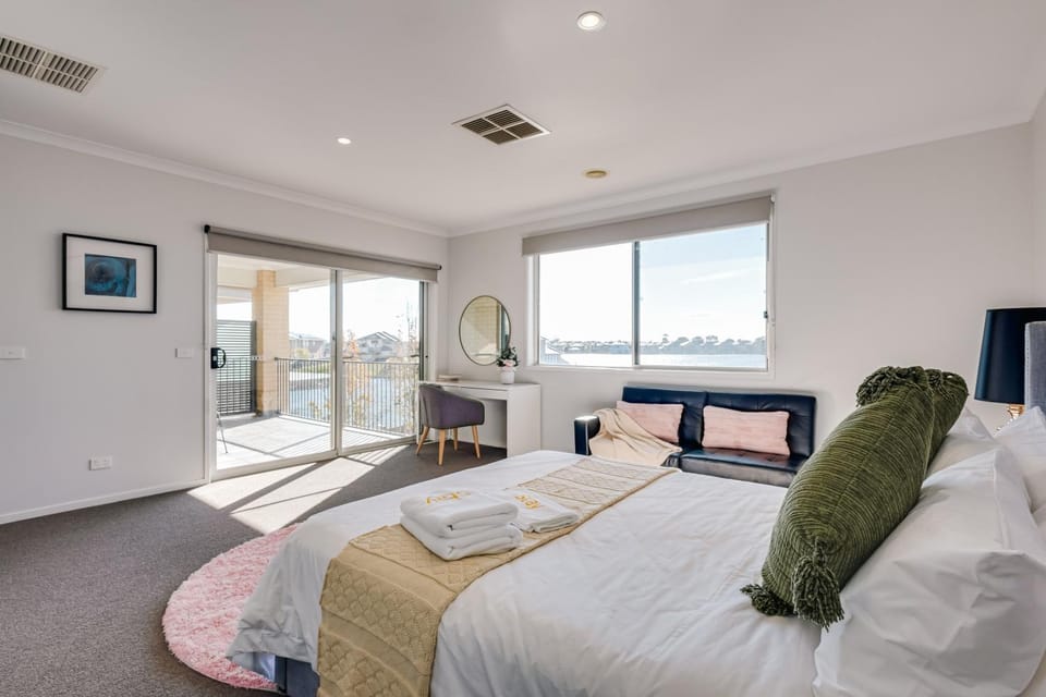 Bed, Day, Natural landscape, Photo of the whole room, Bedroom, Lake view
