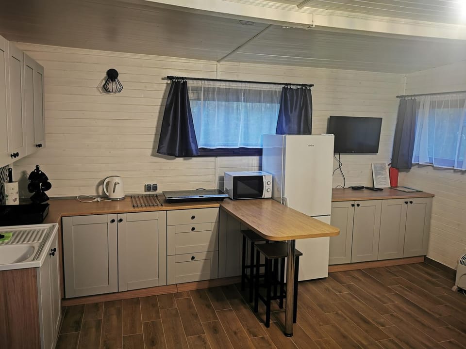 TV and multimedia, Kitchen or kitchenette, Dining area, oven, stove