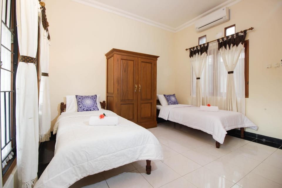 Photo of the whole room, Bedroom, towels, air conditioner