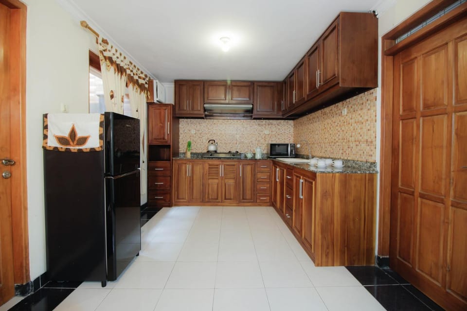 Kitchen or kitchenette, minibar, oven