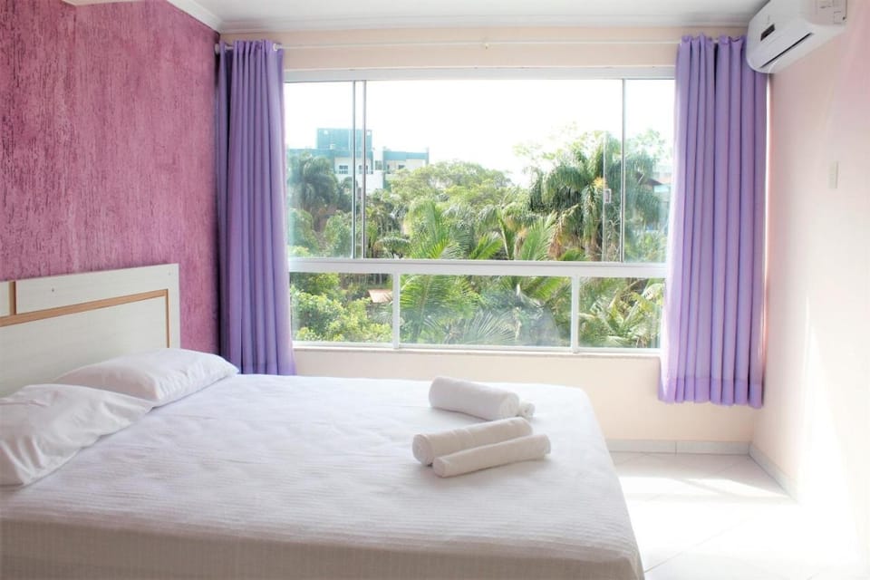 Photo of the whole room, Garden view