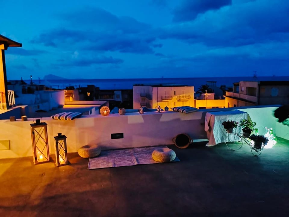 Patio, Communal lounge/ TV room, Balcony/Terrace, Lobby or reception, Lounge or bar, Area and facilities