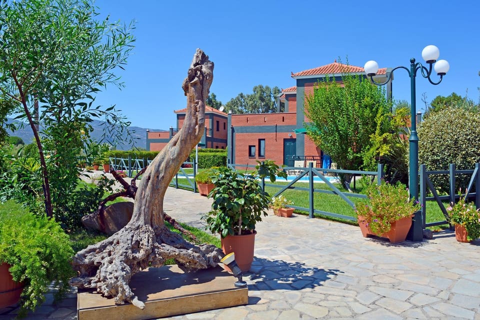 Property building, Facade/entrance, Garden