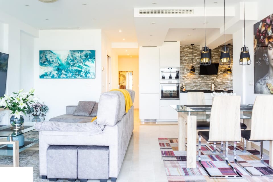 TV and multimedia, Kitchen or kitchenette, Living room, Lounge or bar, Photo of the whole room, Seating area, Dining area