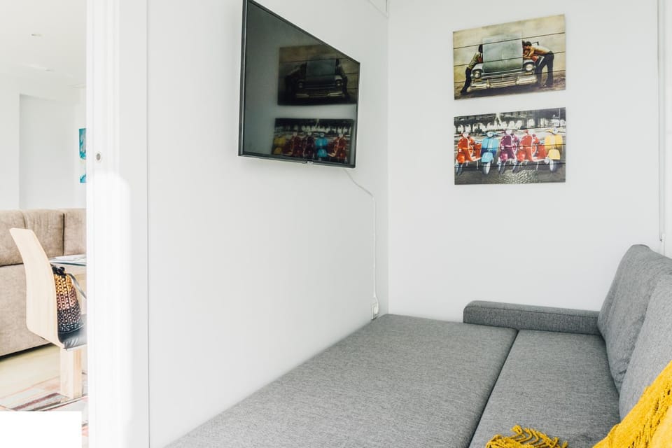 Bed, TV and multimedia, Bedroom