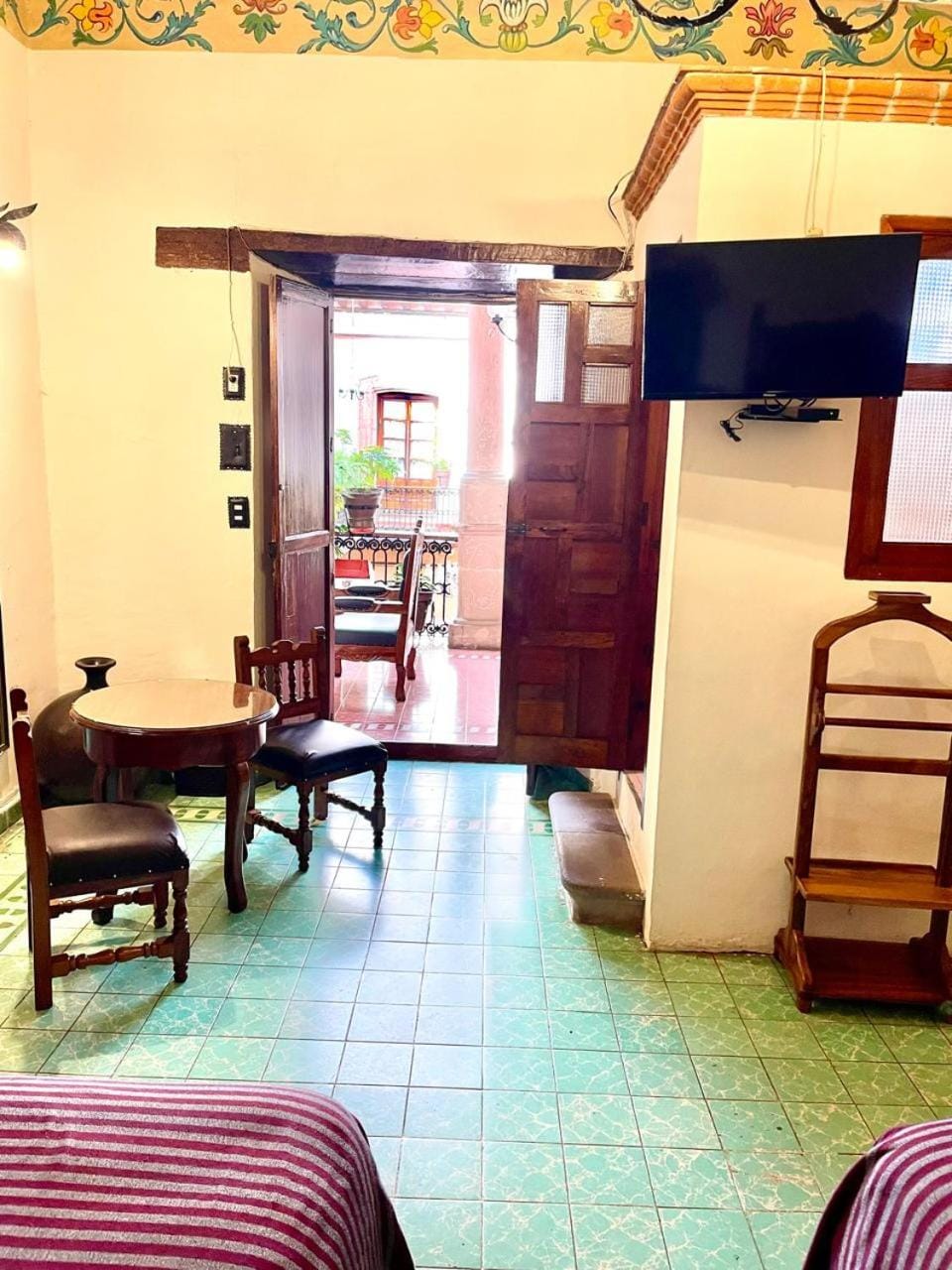Photo of the whole room, Seating area