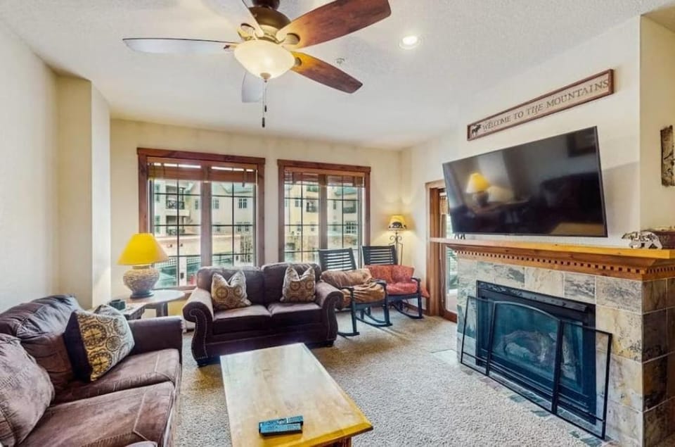 Perfectly Placed 2 Bedroom Vacation Rental in Historic Downtown Breckenridge with Access to Hot Tub and Pool Apartment in Breckenridge