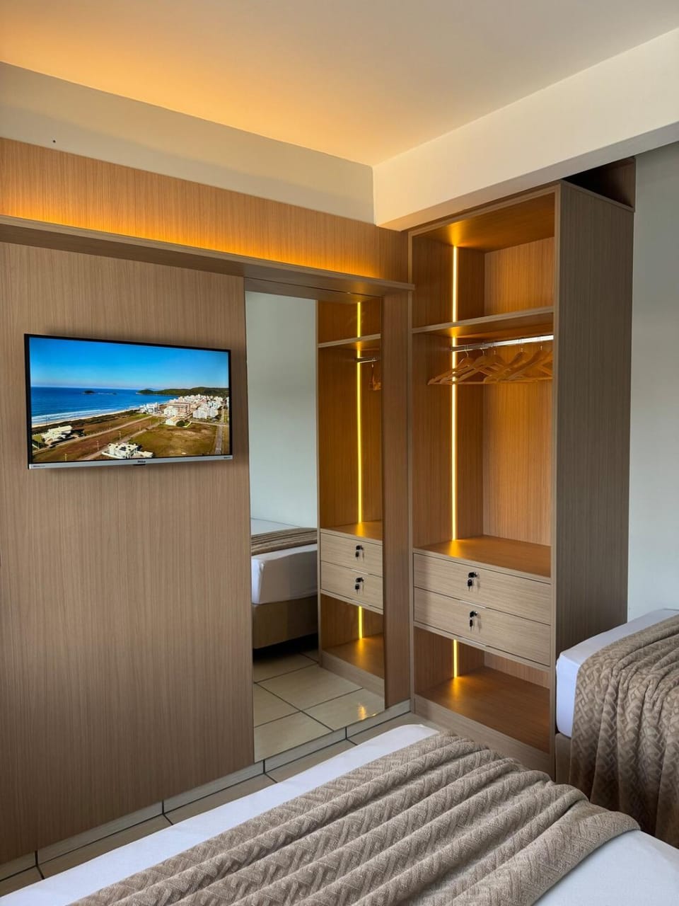 TV and multimedia, Photo of the whole room, Bedroom