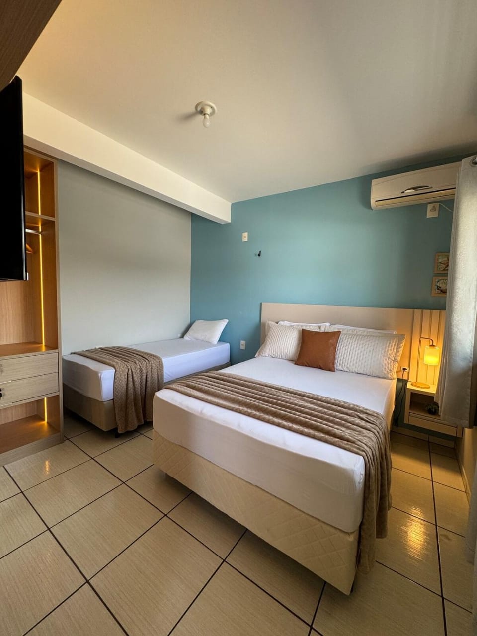 Photo of the whole room, Bedroom, air conditioner
