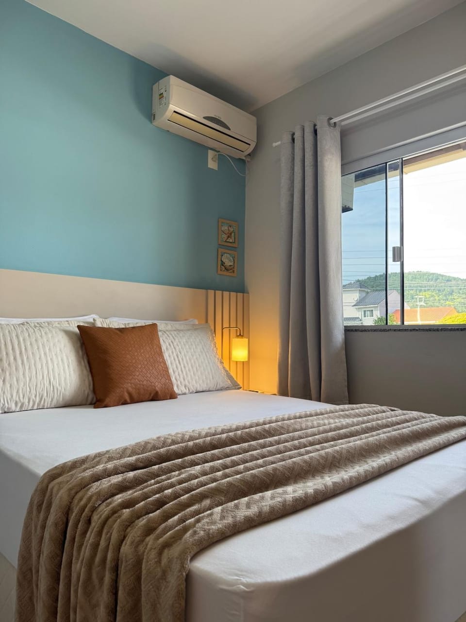 Bed, Photo of the whole room, air conditioner