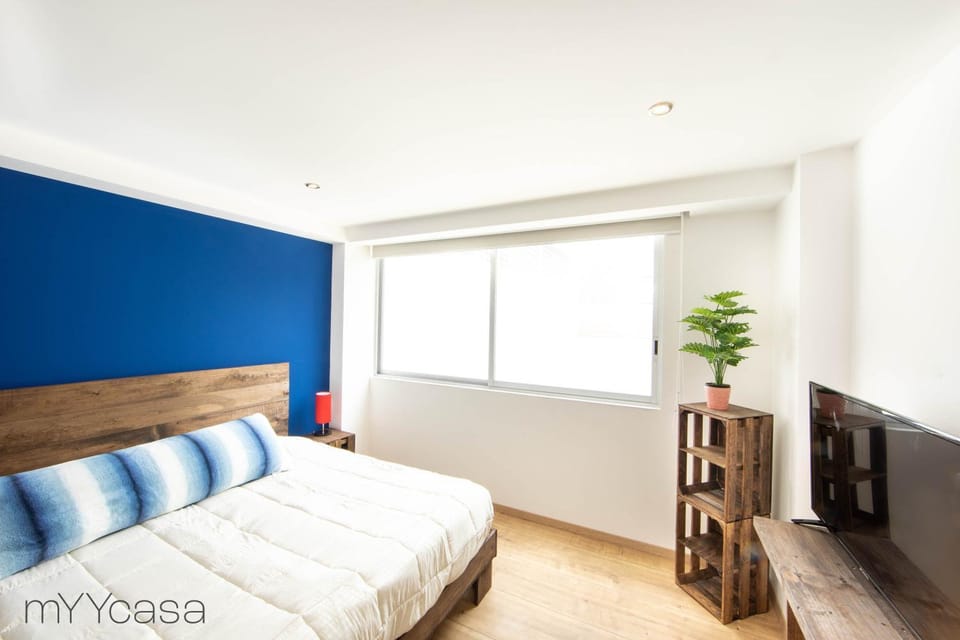 Bed, TV and multimedia, Bedroom