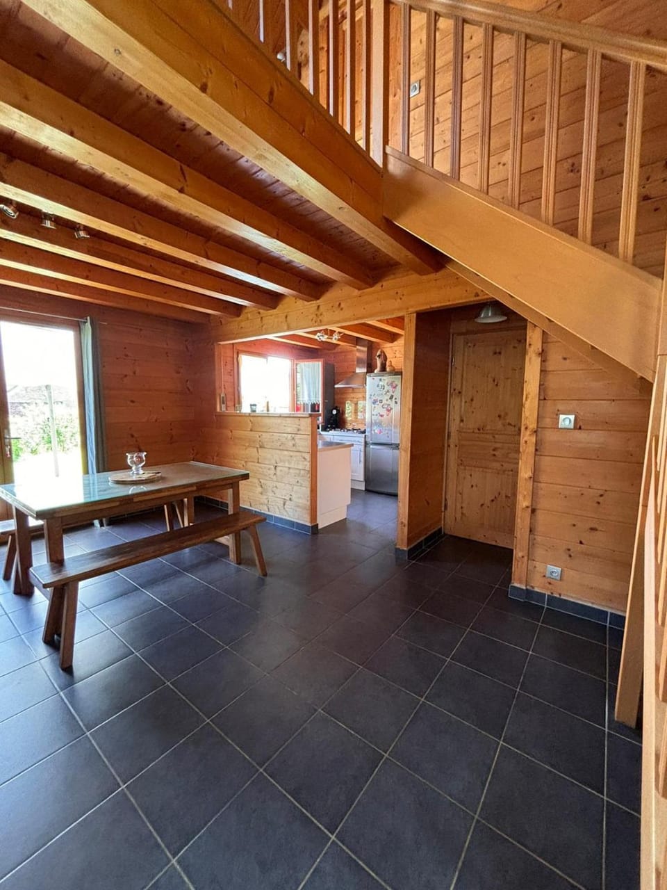 Kitchen or kitchenette, Dining area