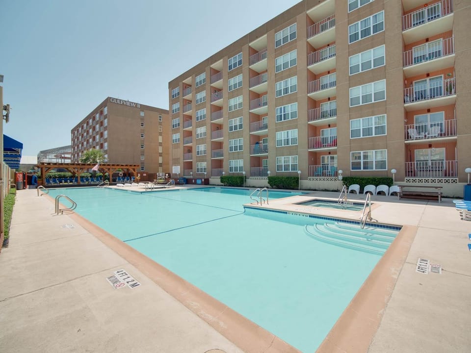 Relaxing Top Floor Corner 2BR Condo with Great View - 3 Minute Walk To The Beach! Apartment in South Padre Island
