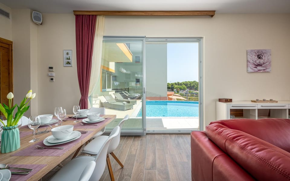 Dining area, Pool view