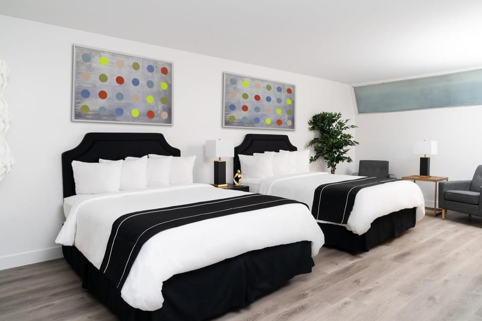 Bed, Photo of the whole room, Seating area, Bedroom