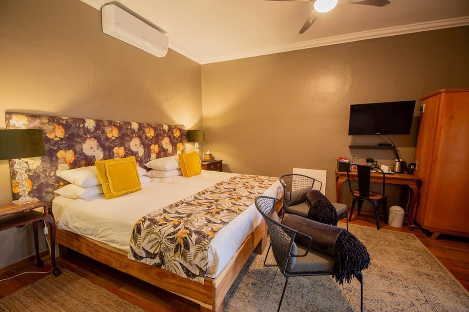Bed, TV and multimedia, Bedroom
