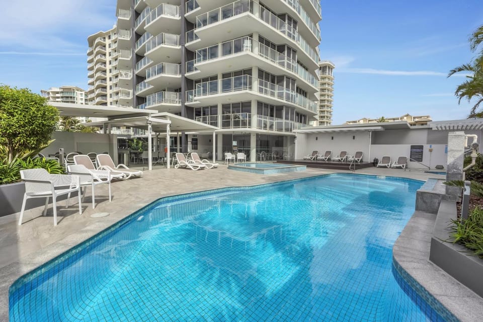 Property building, Day, Swimming pool, sunbed