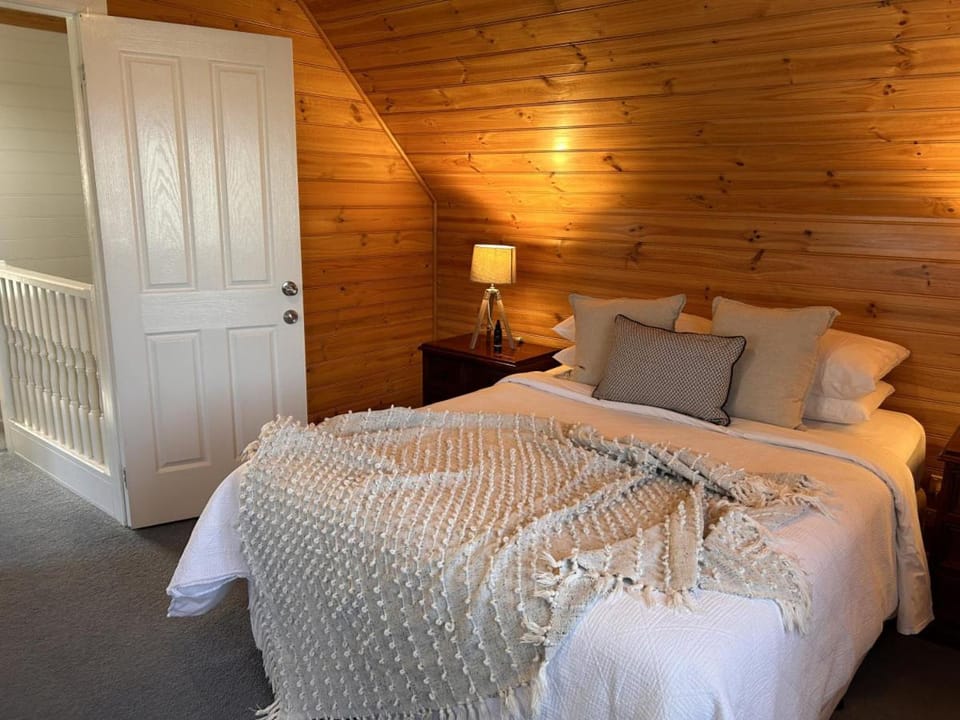 Sails - elegant, spacious beach villa Apartment in Port Fairy