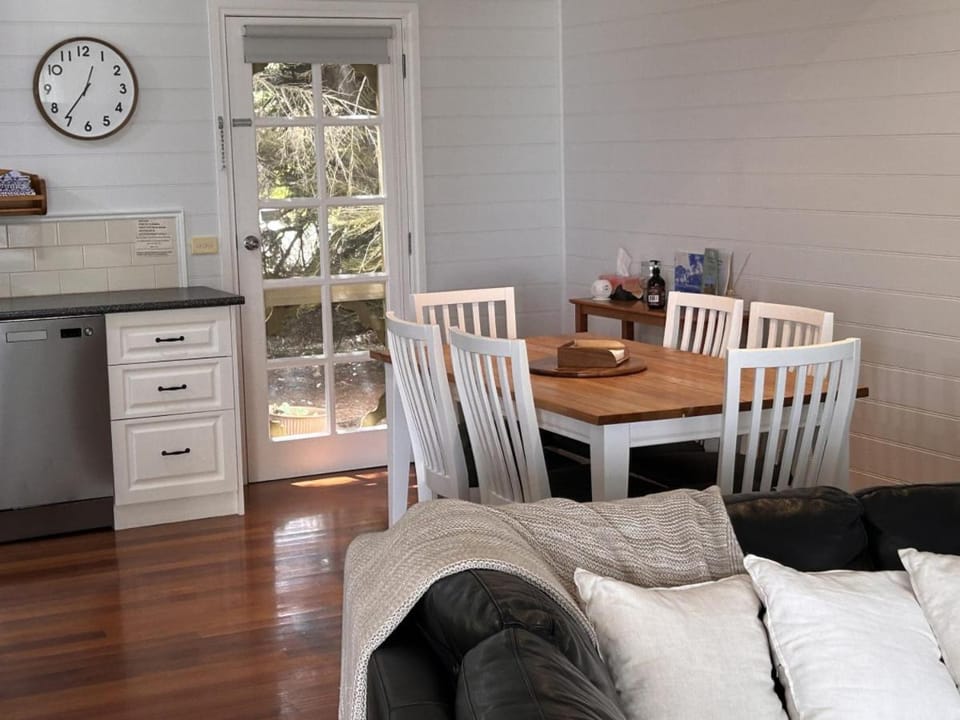 Sails - elegant, spacious beach villa Apartment in Port Fairy