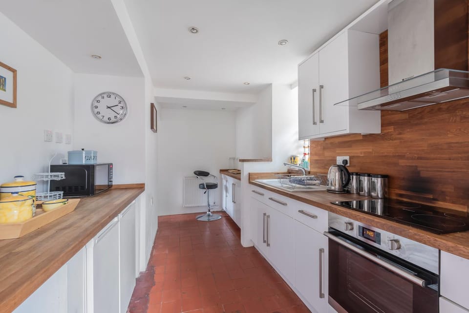 Kitchen or kitchenette, Photo of the whole room, Pets