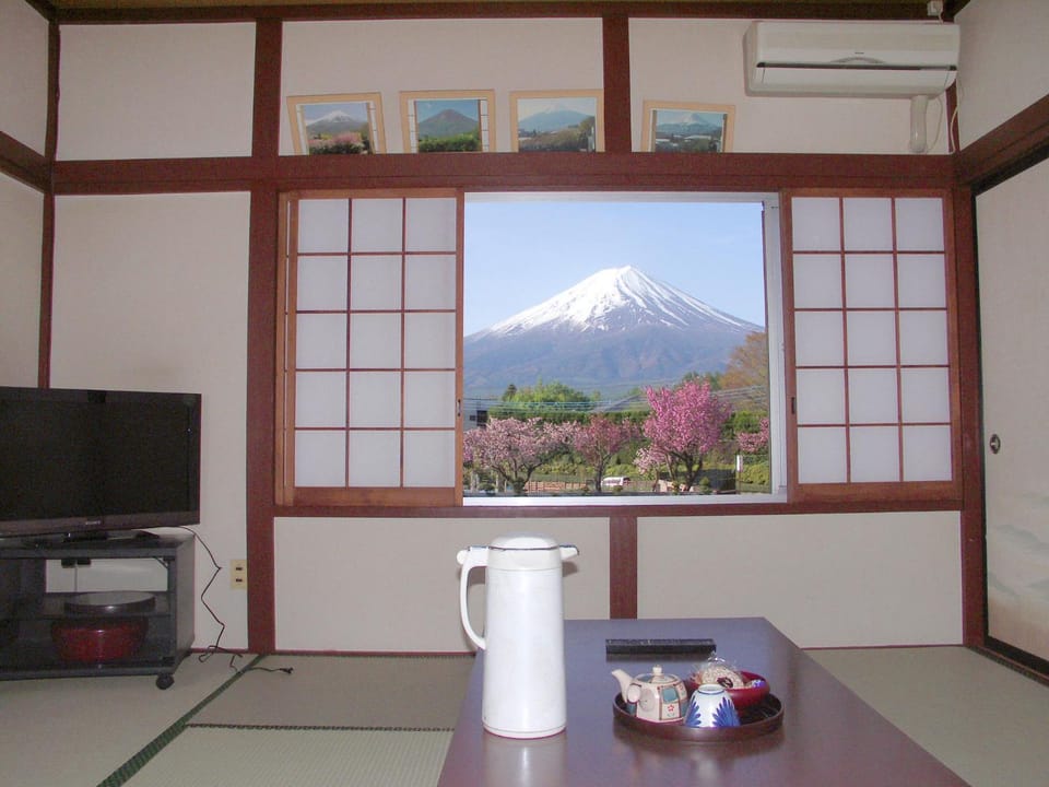 Photo of the whole room, Landmark view