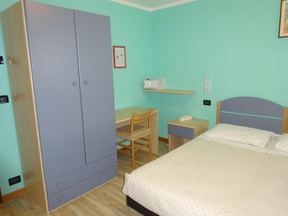 Bed, Photo of the whole room, Bedroom, bunk bed