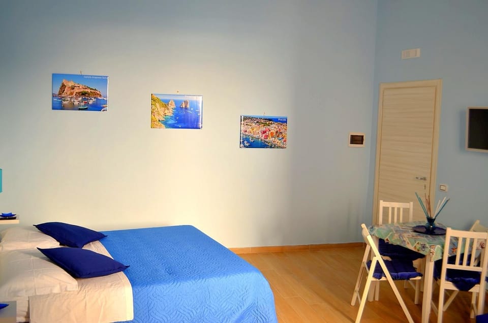 Bed, TV and multimedia, Photo of the whole room, Dining area, Bedroom