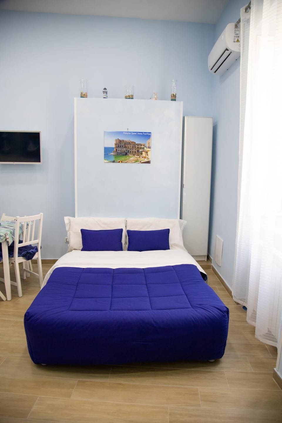 Bed, People, Photo of the whole room, Bedroom, Guests, children, young children, older children, group of guests, Family