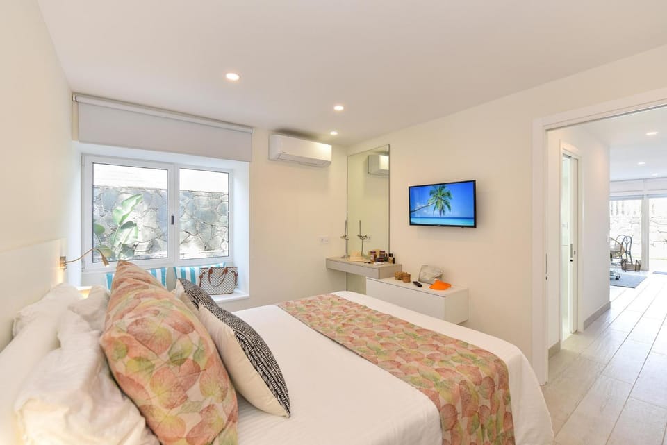 TV and multimedia, Photo of the whole room, Bedroom