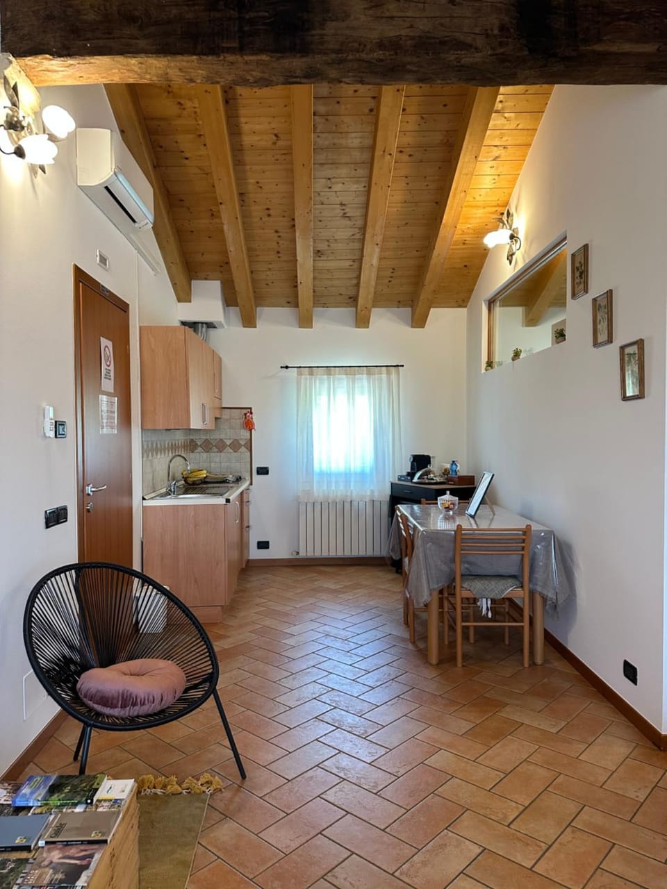 Kitchen or kitchenette, Dining area, stove