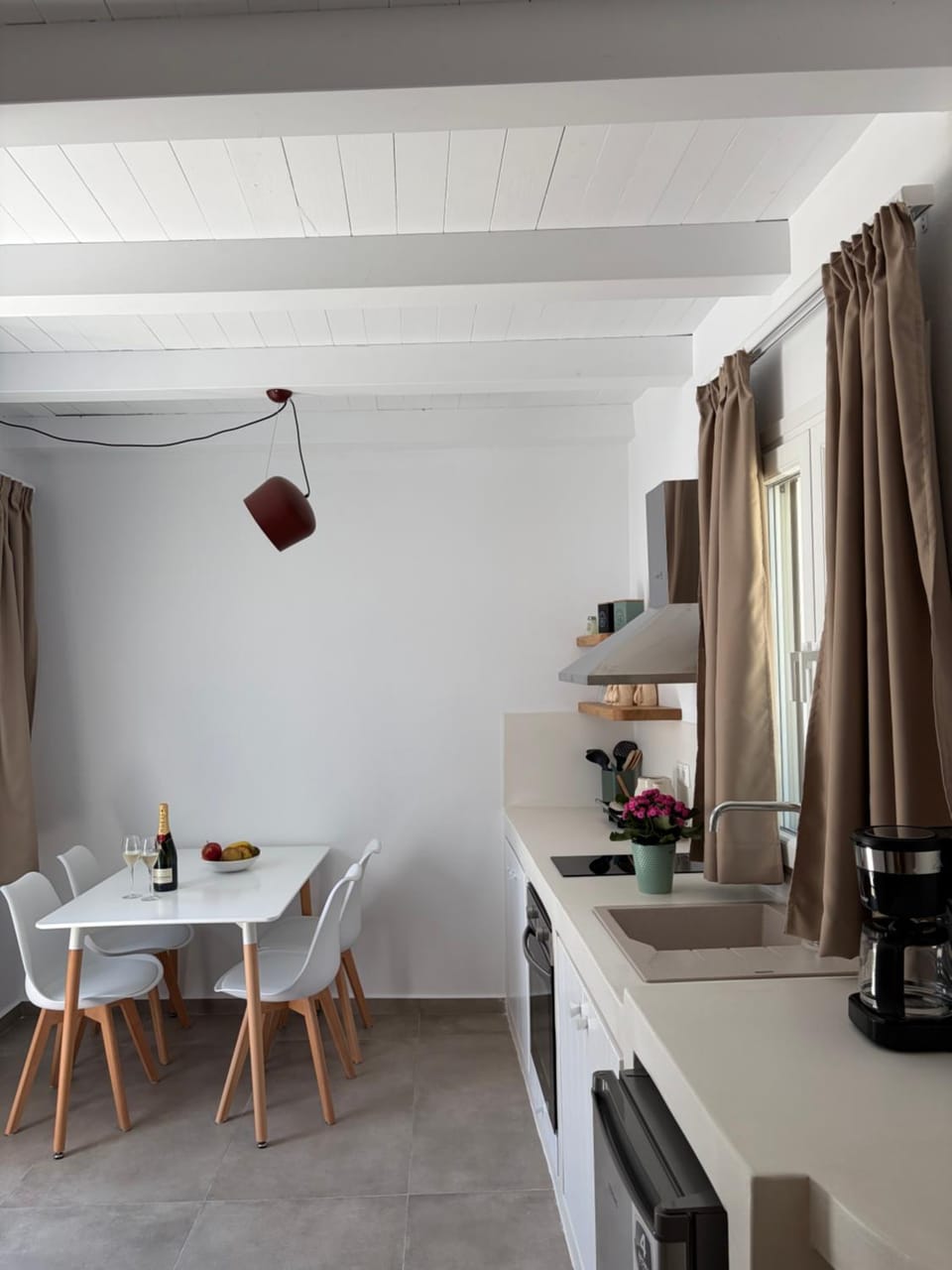 Kitchen or kitchenette, Dining area